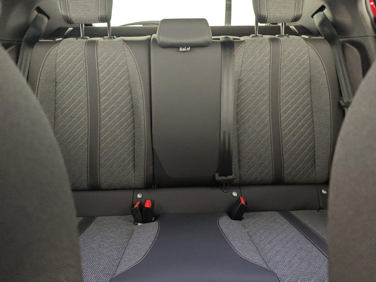 Peugeot 2008 PureTech 100 S&S Allure (17)