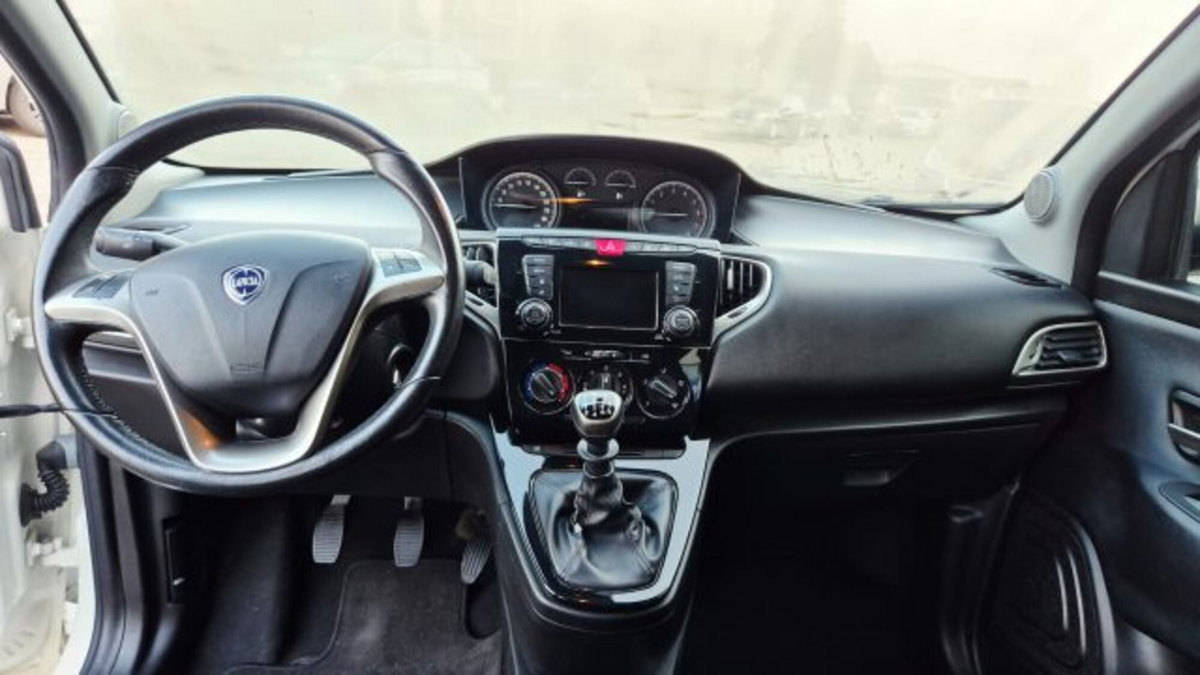 Lancia Ypsilon 1.0 FireFly 5 porte S&S Hybrid Ecochic Gold (11)