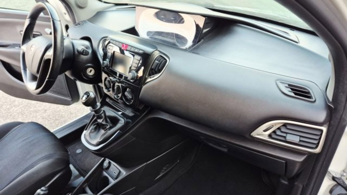 Lancia Ypsilon 1.0 FireFly 5 porte S&S Hybrid Ecochic Gold (16)