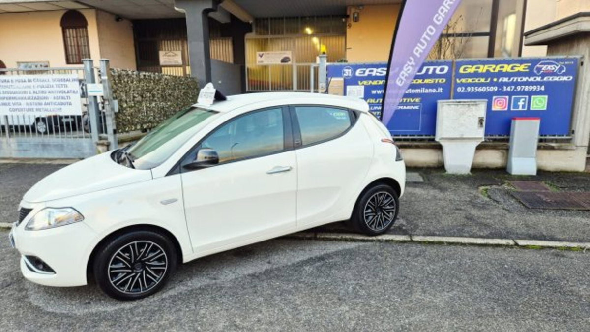 Lancia Ypsilon 1.0 FireFly 5 porte S&S Hybrid Ecochic Gold (2)