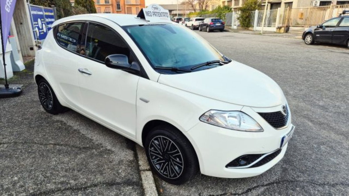 Lancia Ypsilon 1.0 FireFly 5 porte S&S Hybrid Ecochic Gold (7)