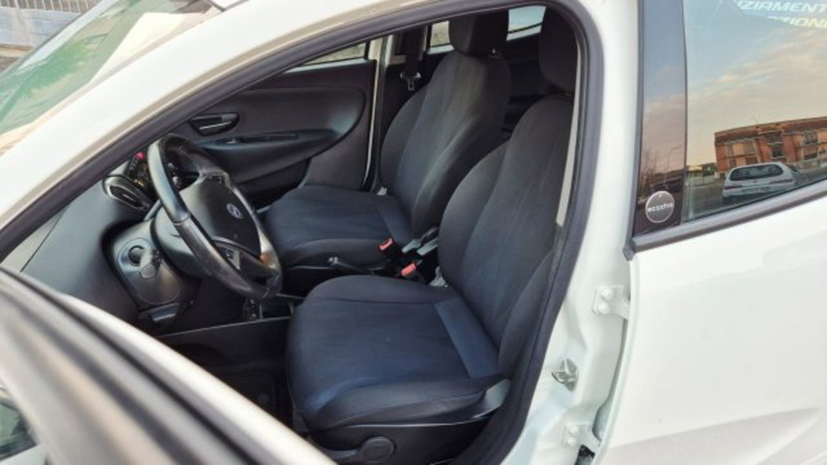 Lancia Ypsilon 1.0 FireFly 5 porte S&S Hybrid Ecochic Gold (9)