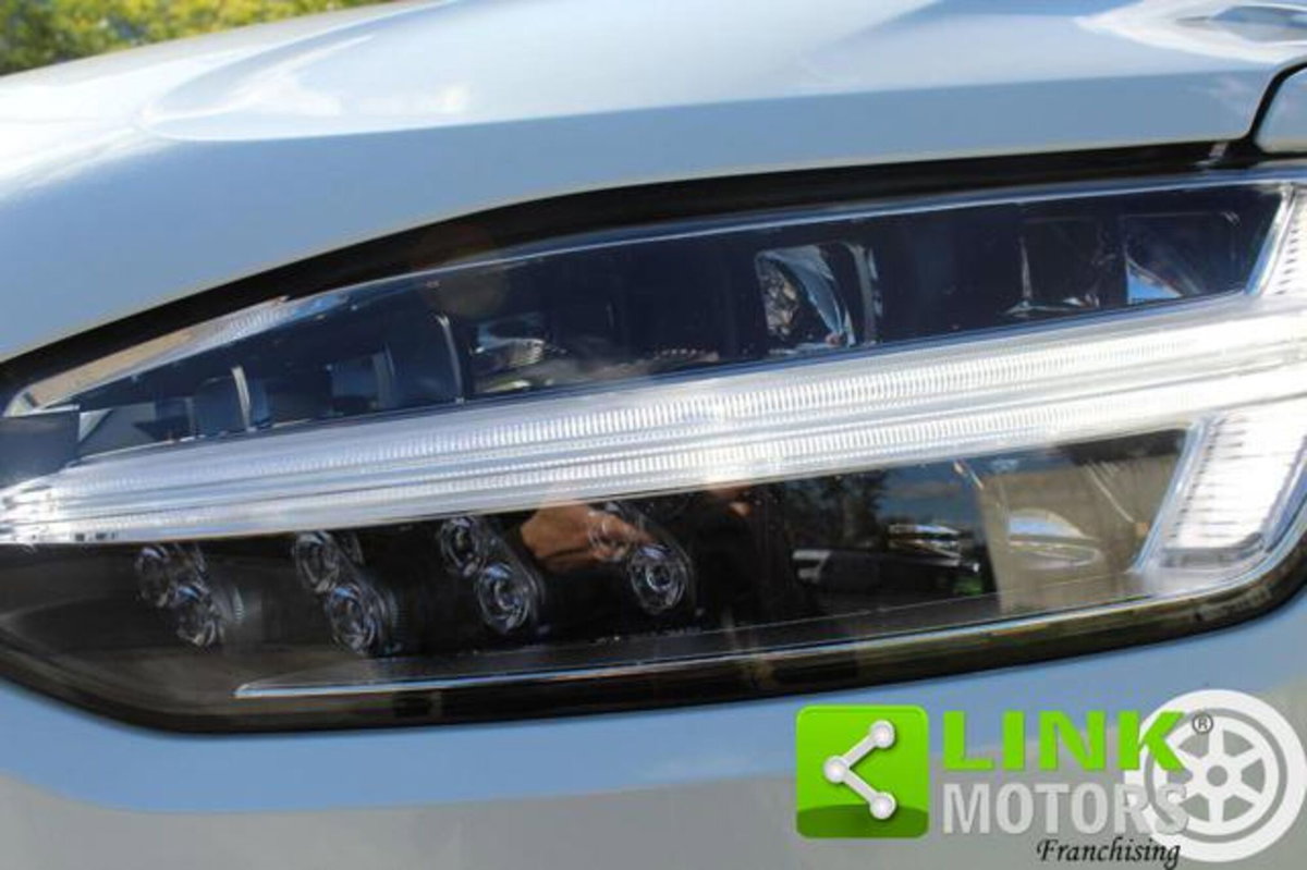 Volvo XC90 D5 AWD Geartronic 7 posti R-design (16)