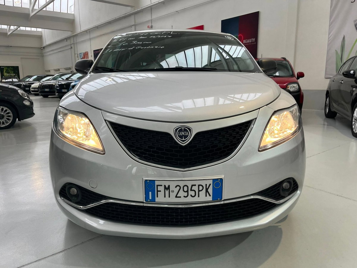 Lancia Ypsilon 1.2 69 CV 5 porte GPL Ecochic Silver (2)