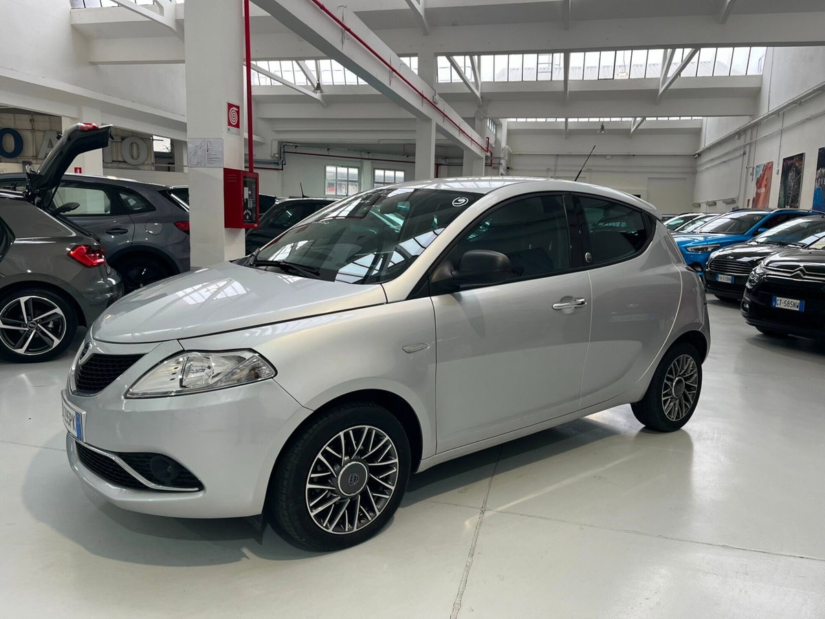 Lancia Ypsilon 1.2 69 CV 5 porte GPL Ecochic Silver (4)