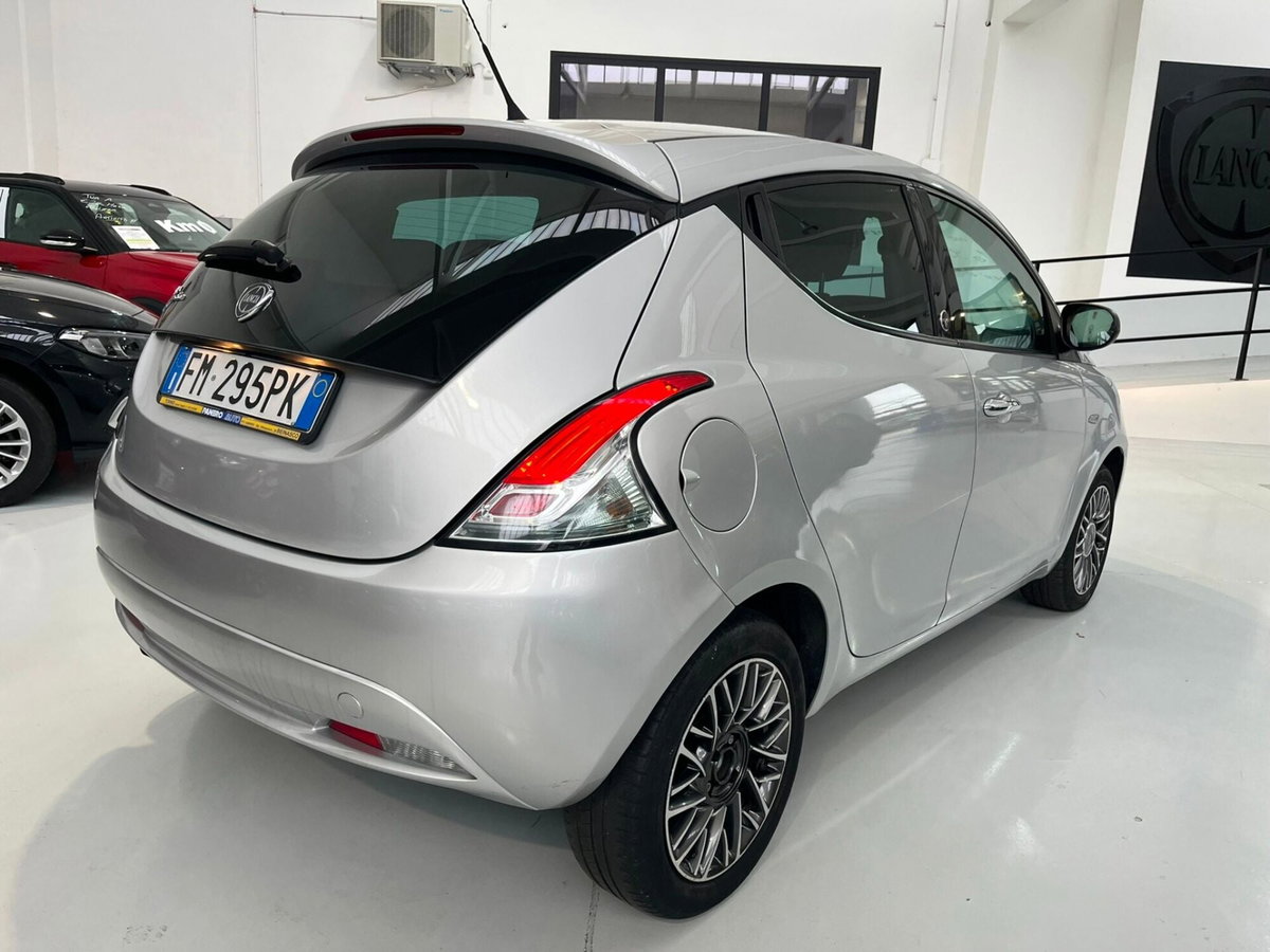 Lancia Ypsilon 1.2 69 CV 5 porte GPL Ecochic Silver (5)