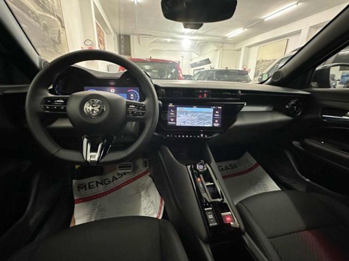 Alfa Romeo Junior 1.2 ibrida Ti 145cv edct6 (7)