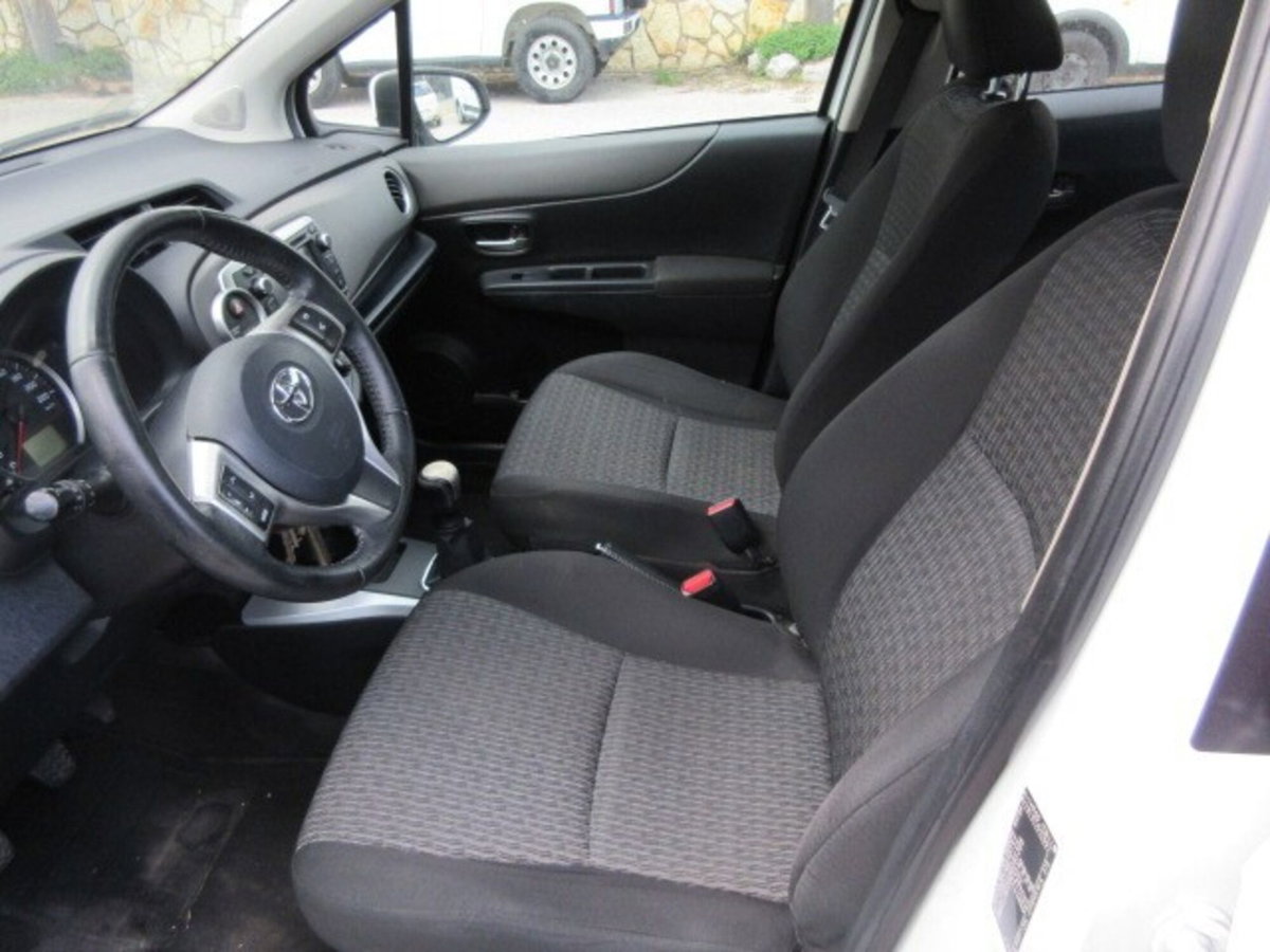 Toyota Yaris 1.0 5 porte Lounge (10)