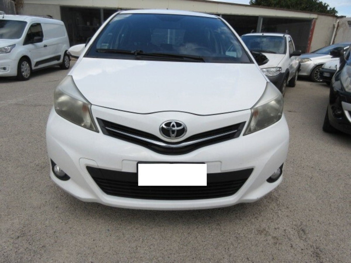 Toyota Yaris 1.0 5 porte Lounge (2)
