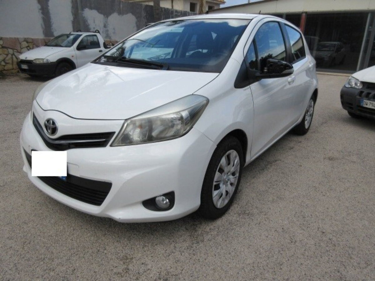 Toyota Yaris 1.0 5 porte Lounge (3)