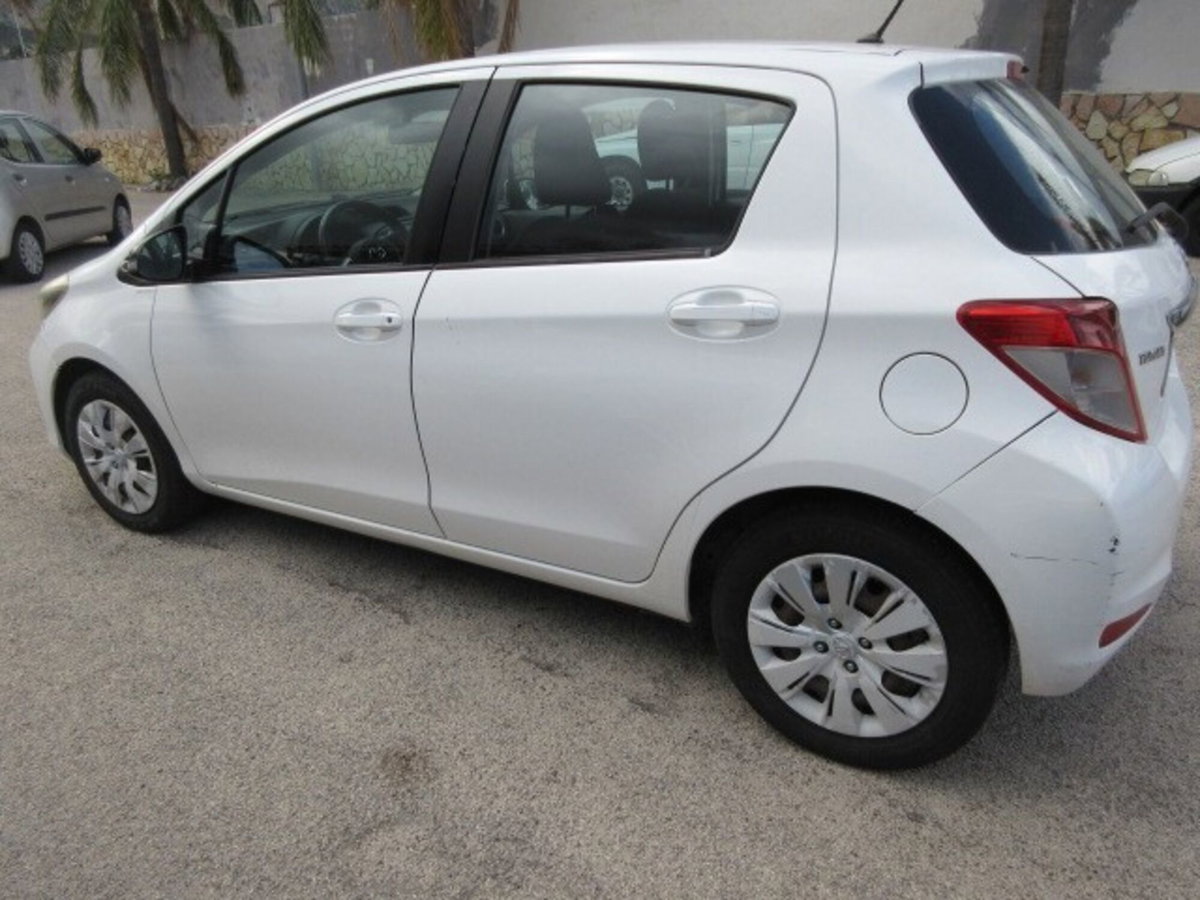 Toyota Yaris 1.0 5 porte Lounge (4)
