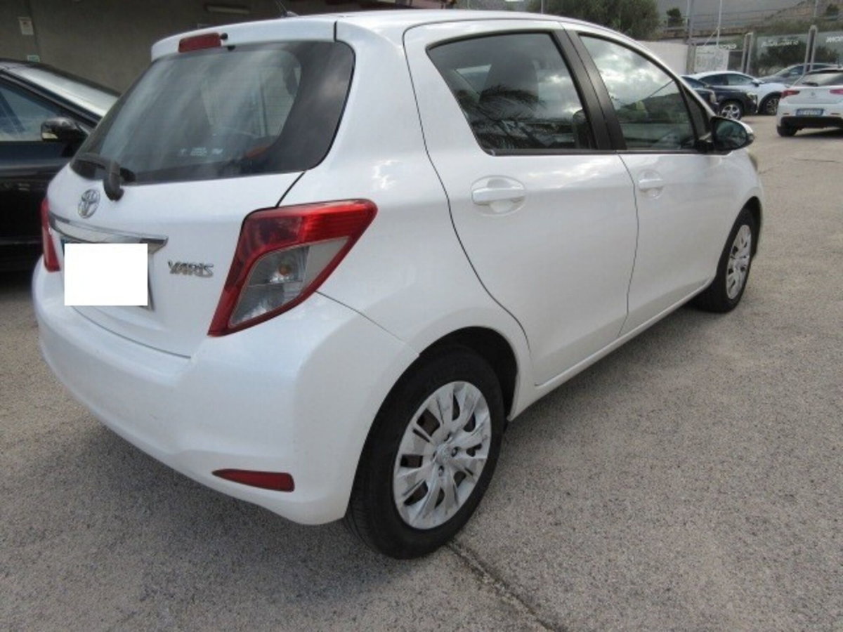 Toyota Yaris 1.0 5 porte Lounge (6)