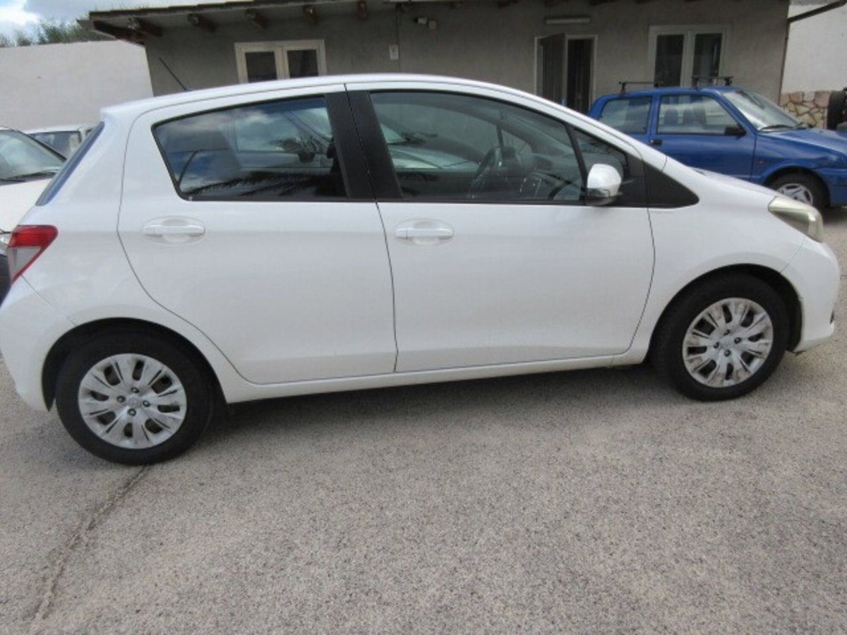 Toyota Yaris 1.0 5 porte Lounge (7)