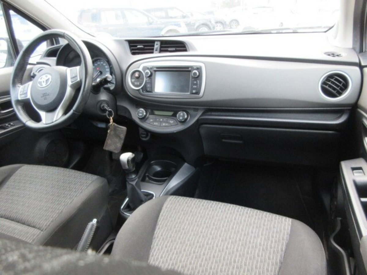 Toyota Yaris 1.0 5 porte Lounge (9)