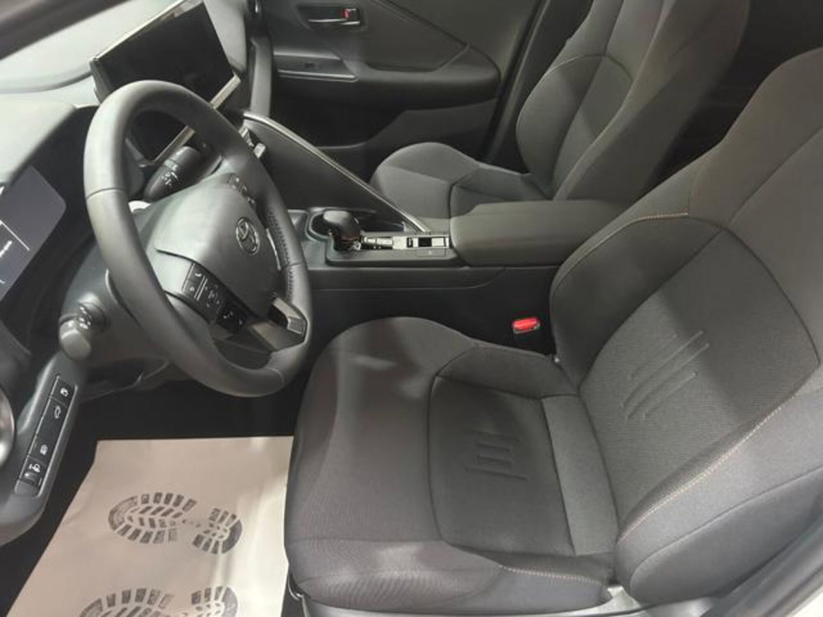 Toyota Toyota C-HR 2.0 phev Trend fwd e-cvt (4)