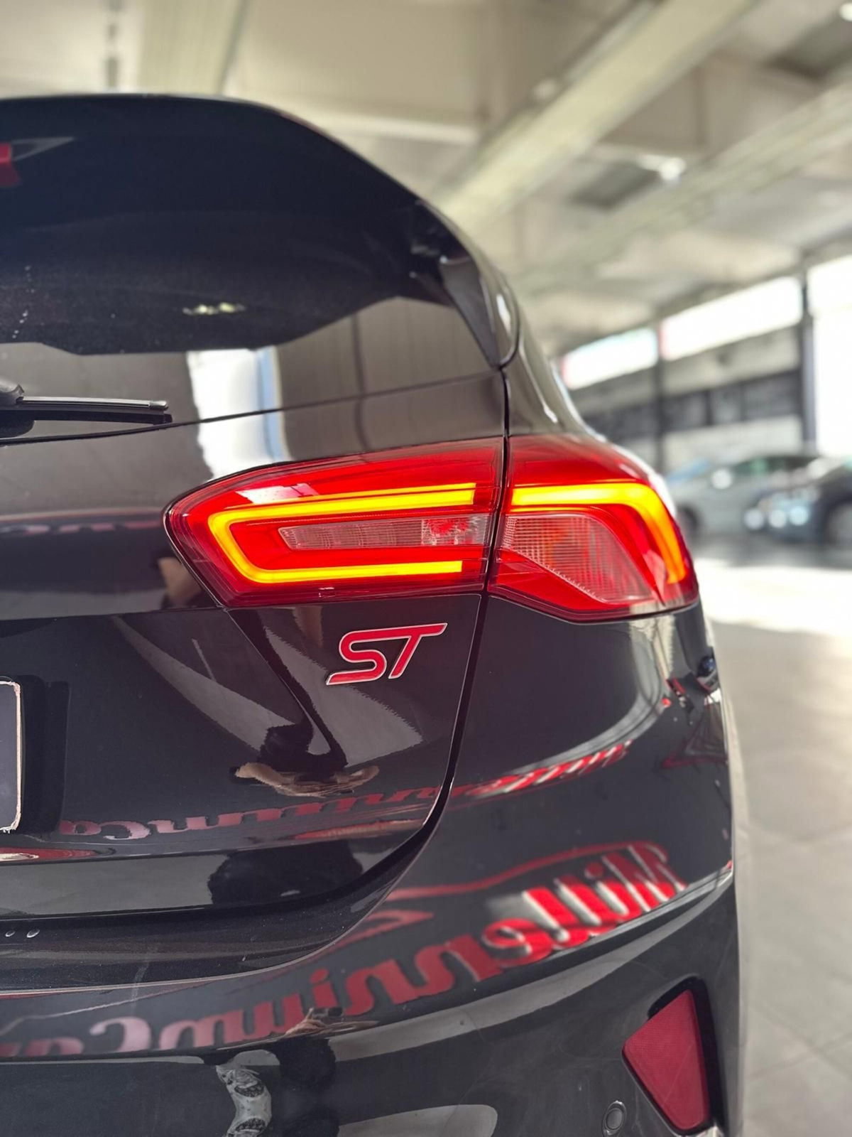 Ford Focus 2.3 EcoBoost 280 CV automatico 5p. ST (8)