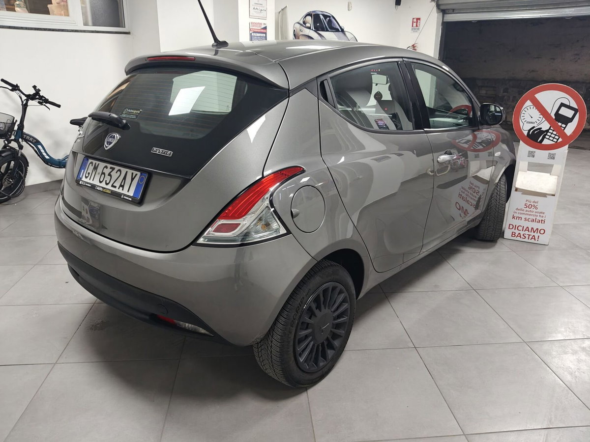 Lancia Ypsilon 1.0 FireFly 5 porte S&S Hybrid Ecochic Silver (4)