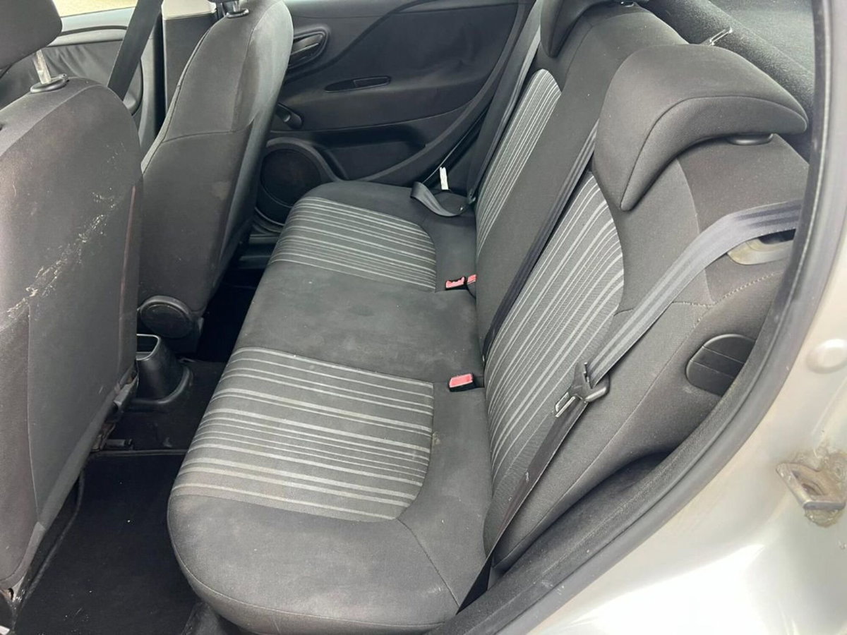 Fiat Punto 1.2 8V 5 porte Easy (19)