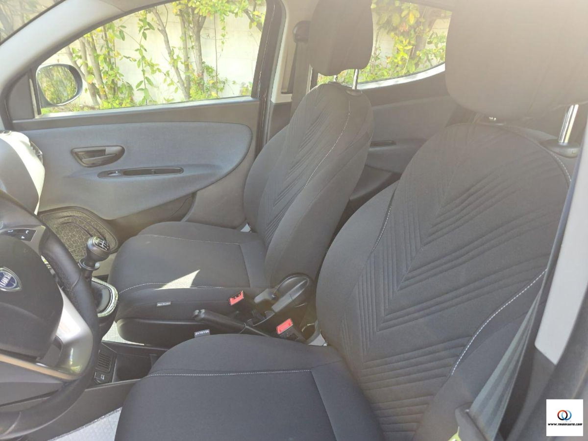 Lancia Ypsilon 1.0 FireFly 5 porte S&S Hybrid Ecochic A. Ferretti (10)