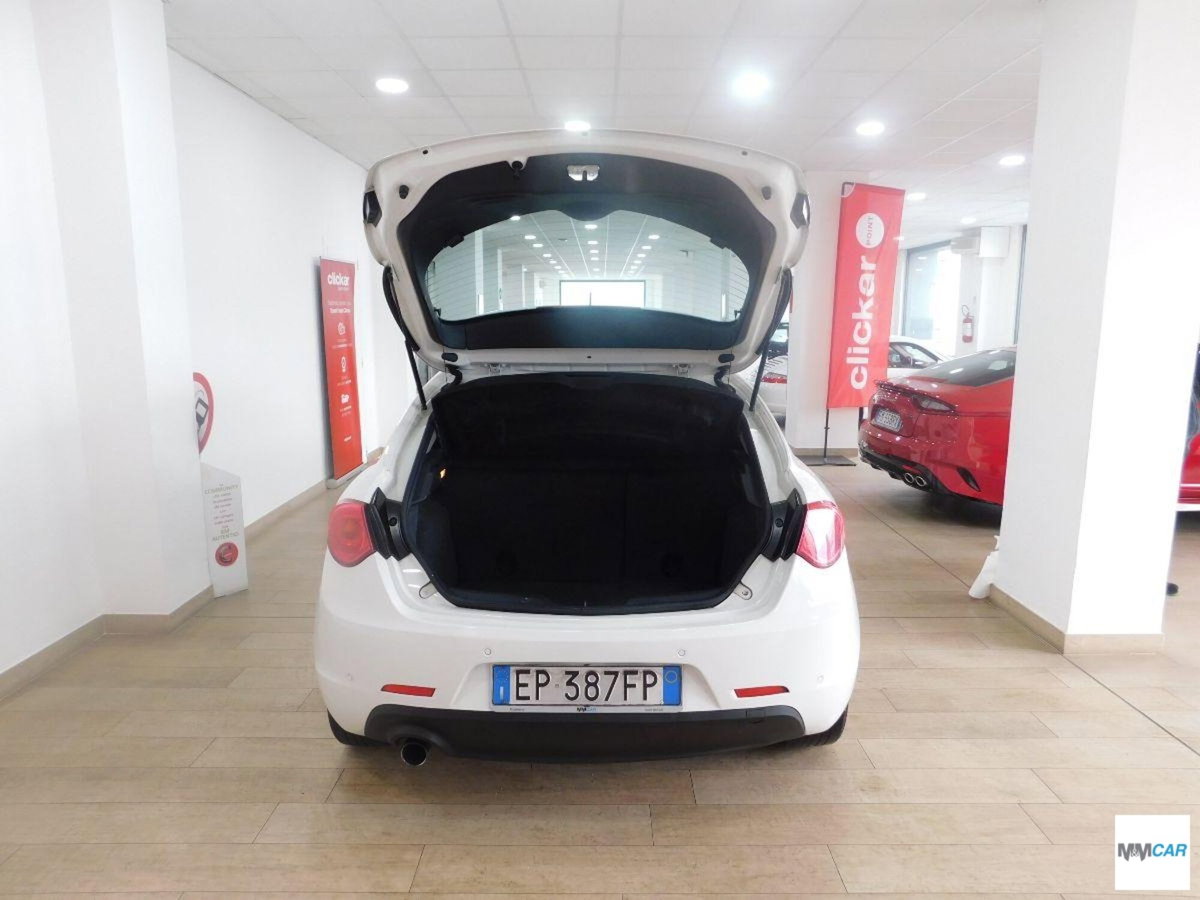 Alfa Romeo Giulietta 1.6 JTDm-2 Distinctive (10)