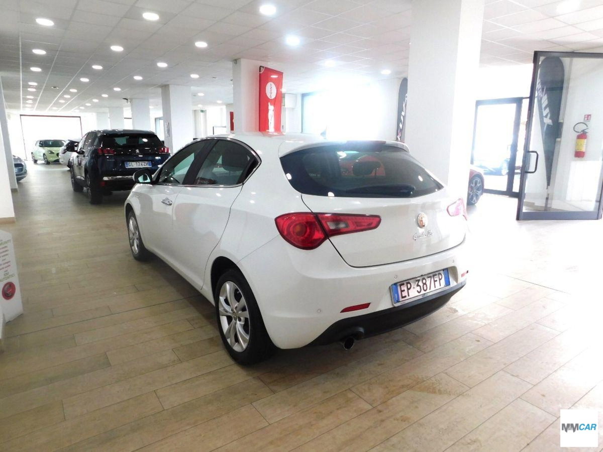 Alfa Romeo Giulietta 1.6 JTDm-2 Distinctive (4)