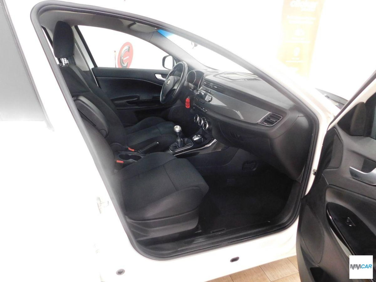 Alfa Romeo Giulietta 1.6 JTDm-2 Distinctive (6)