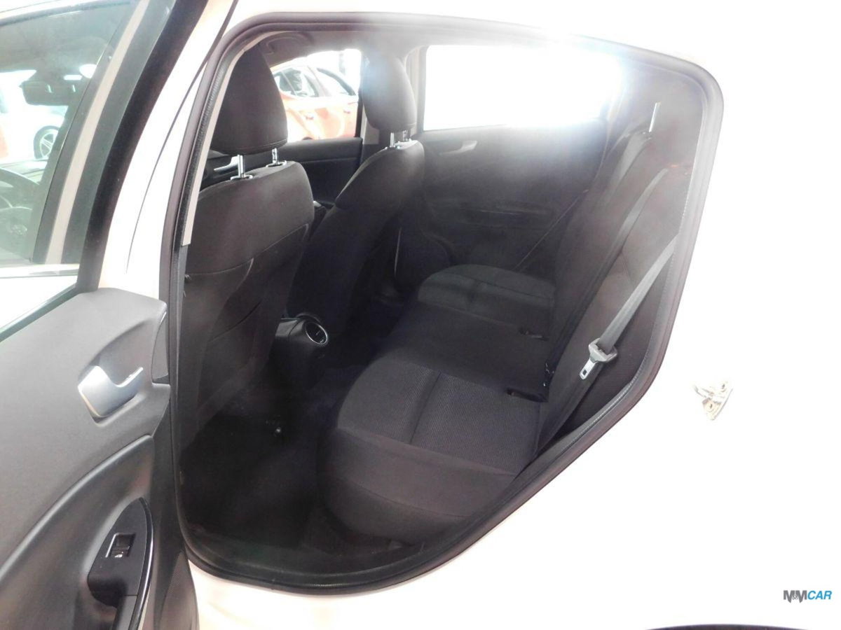 Alfa Romeo Giulietta 1.6 JTDm-2 Distinctive (8)