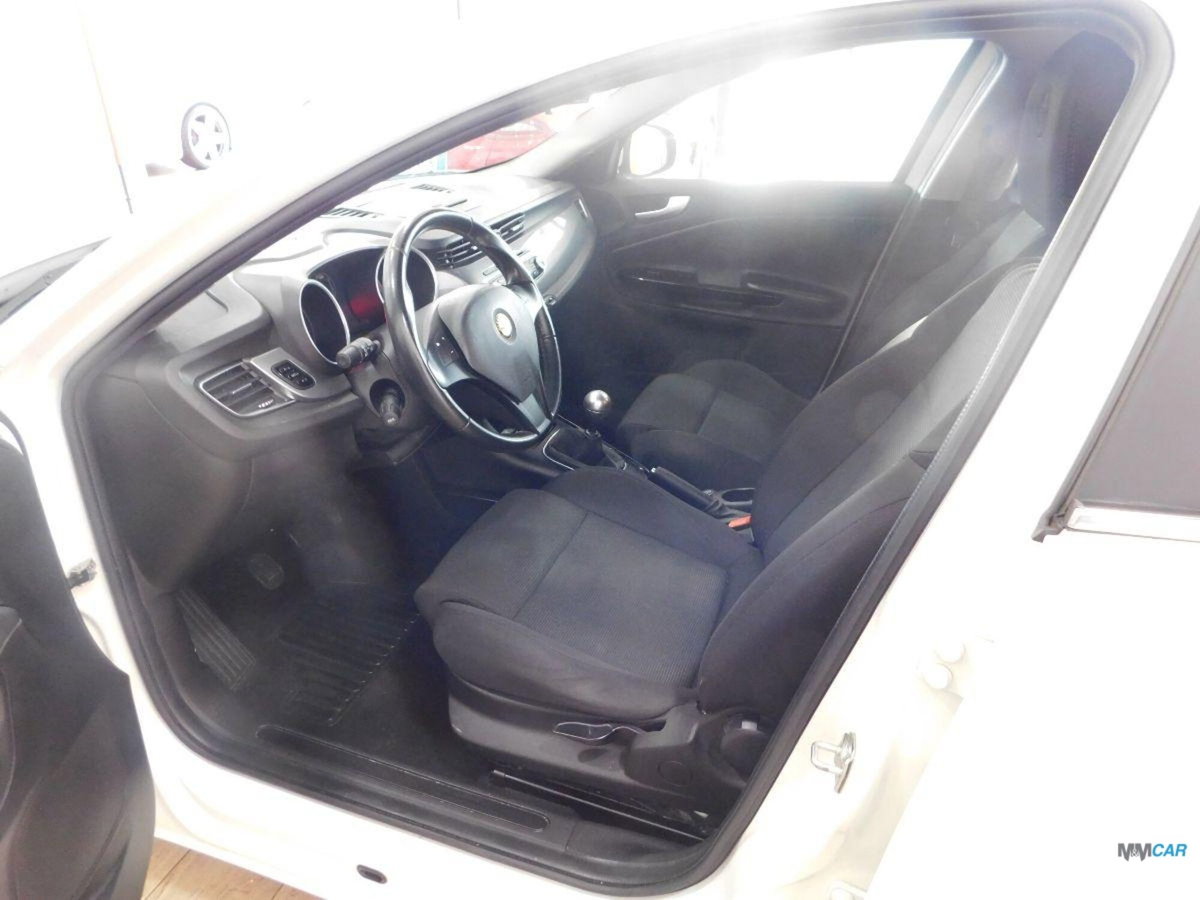 Alfa Romeo Giulietta 1.6 JTDm-2 Distinctive (9)