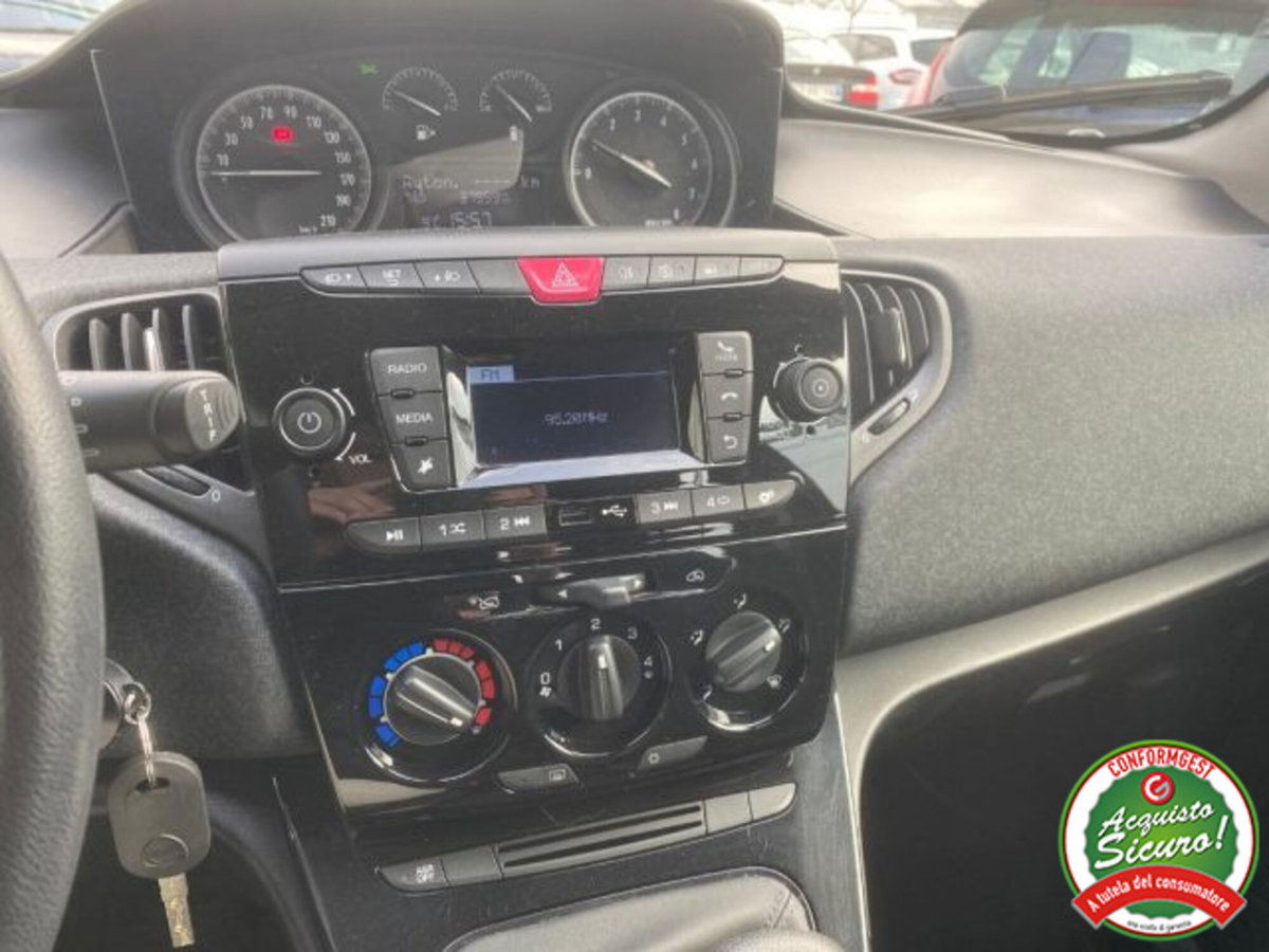 Lancia Ypsilon 1.0 FireFly 5 porte S&S Hybrid Ecochic Gold (12)