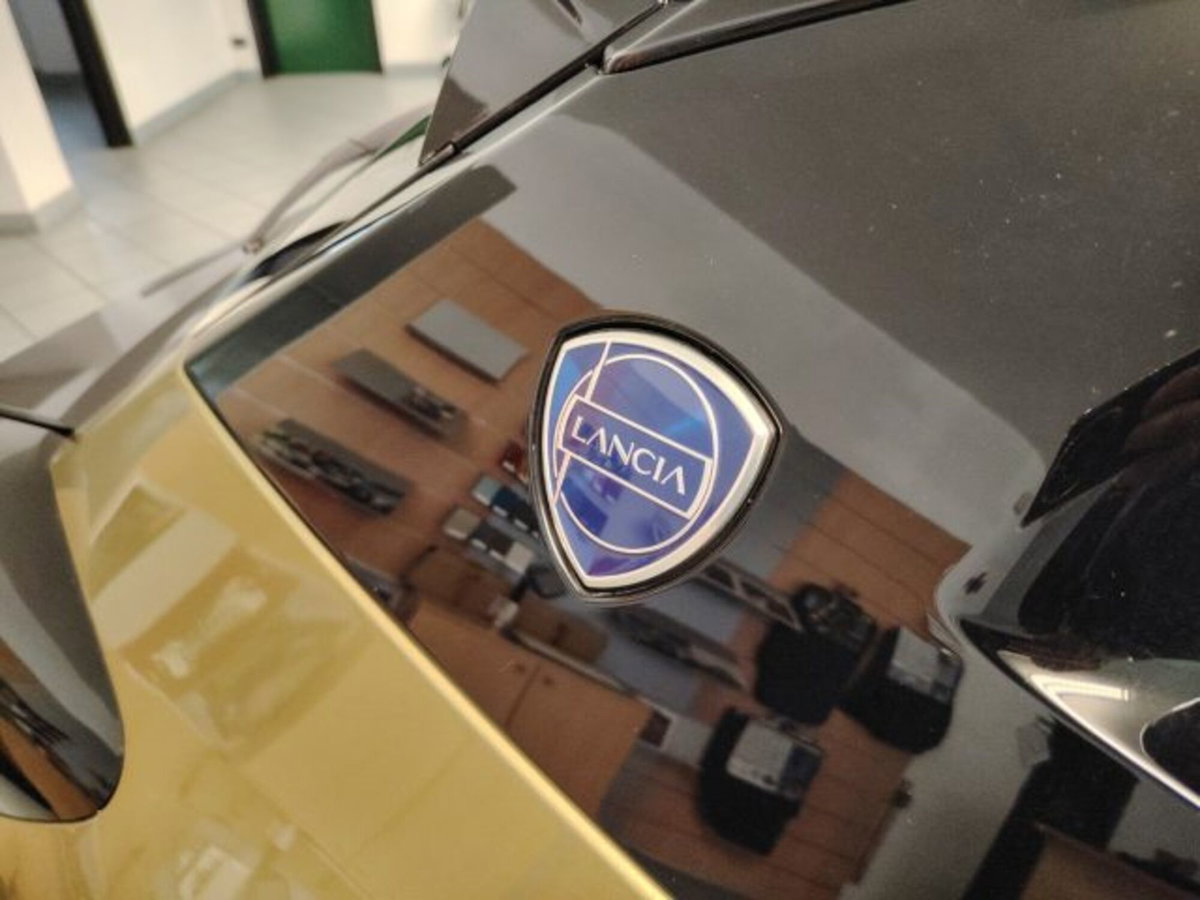 Lancia Ypsilon 1.2 mhev Edizione Limitata Cassina e-dct (16)