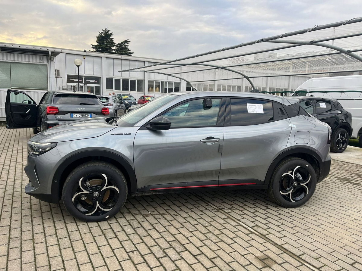 Alfa Romeo Junior 1.2 ibrida Speciale 145cv edct6 (4)