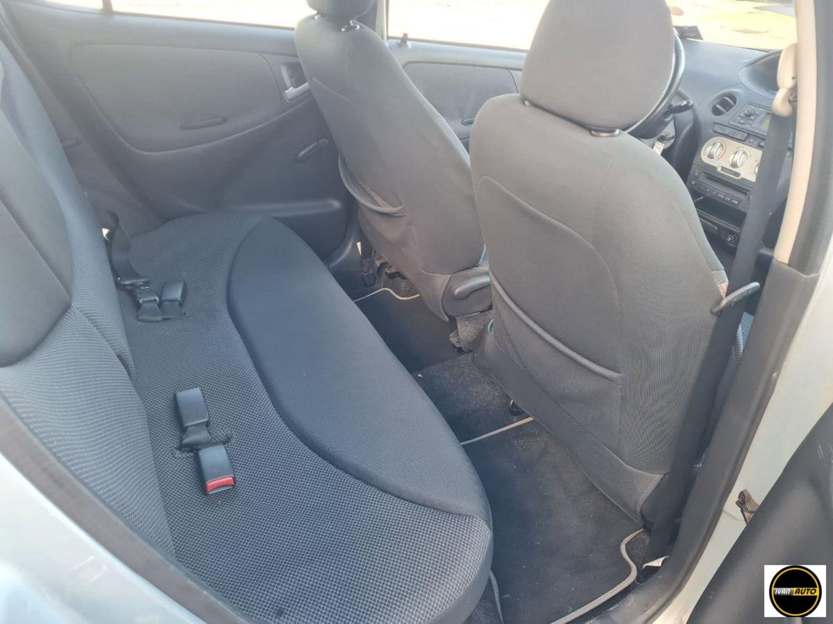 Toyota Yaris 16V cat 5 porte Luna (14)