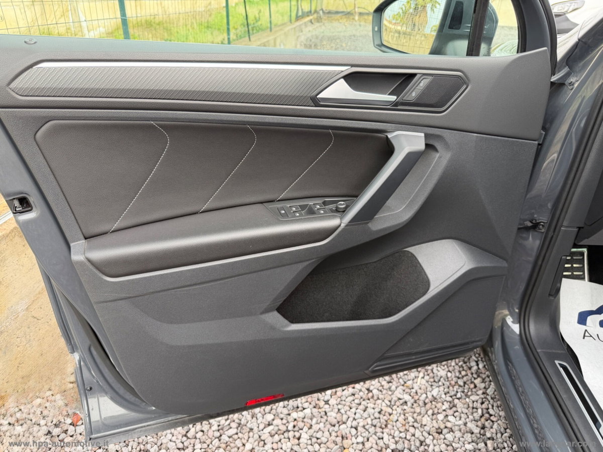 Volkswagen Tiguan 2.0 tdi R-Line 150cv dsg (17)