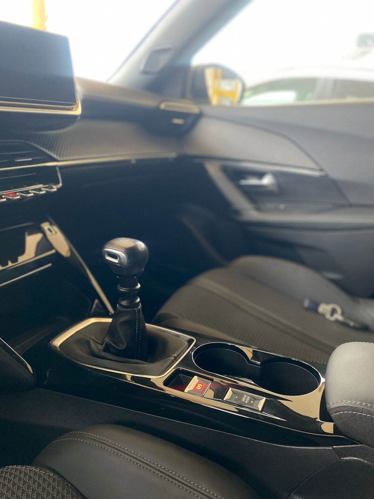 Peugeot 2008 BlueHDi 100 S&S GT Line (7)