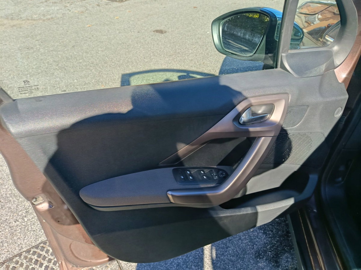 Peugeot 2008 VTi 120CV Allure (14)
