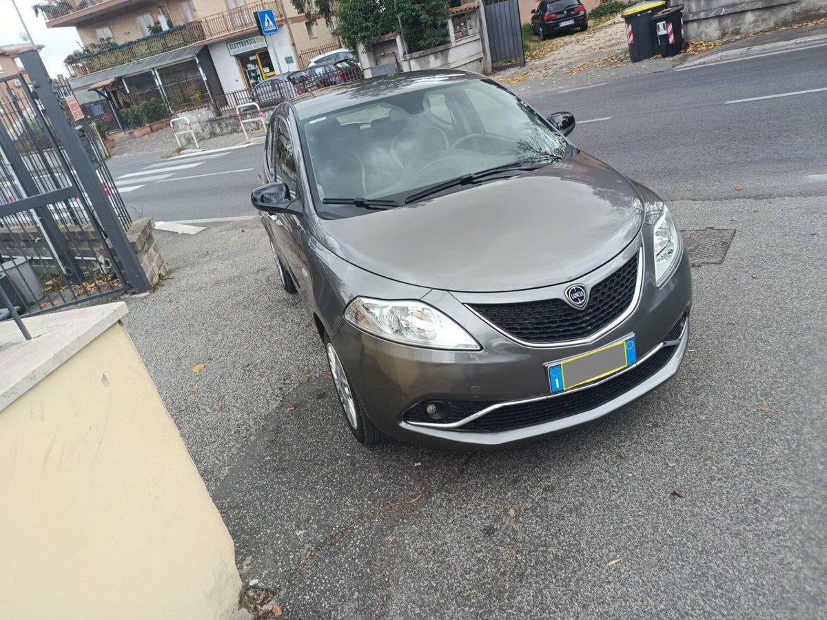 Lancia Ypsilon 1.2 69 CV 5 porte GPL Ecochic Gold (2)