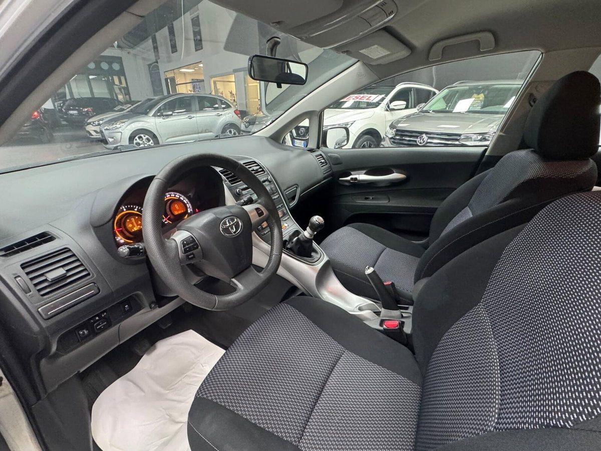 Toyota Auris 1.4 D-4D 5 porte Sol (7)