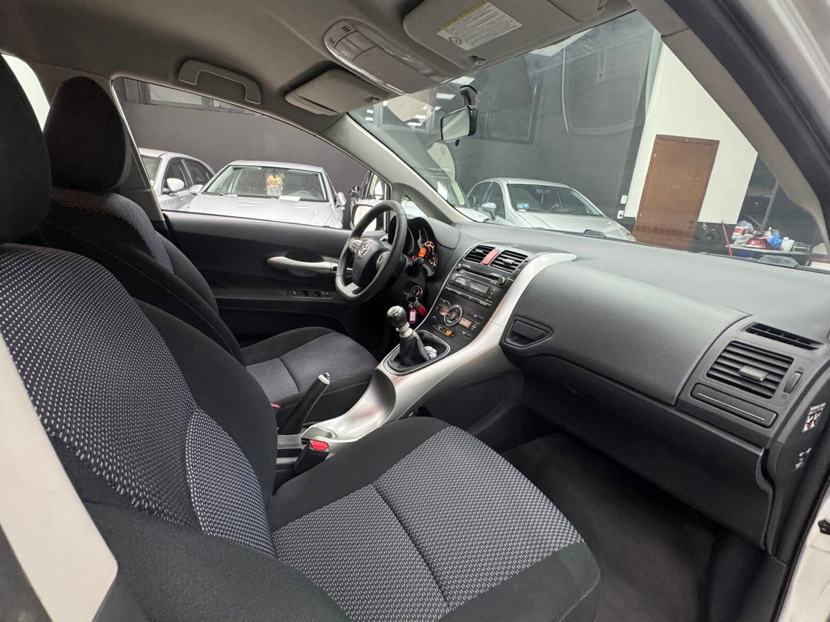 Toyota Auris 1.4 D-4D 5 porte Sol (8)