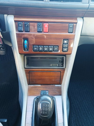 Mercedes-Benz 200 200 E (11)