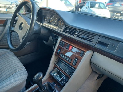 Mercedes-Benz 200 200 E (14)