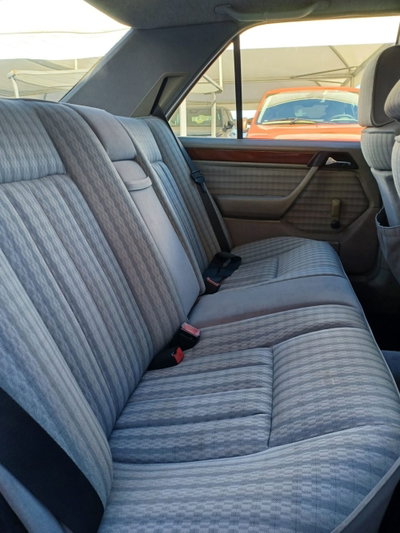 Mercedes-Benz 200 200 E (16)