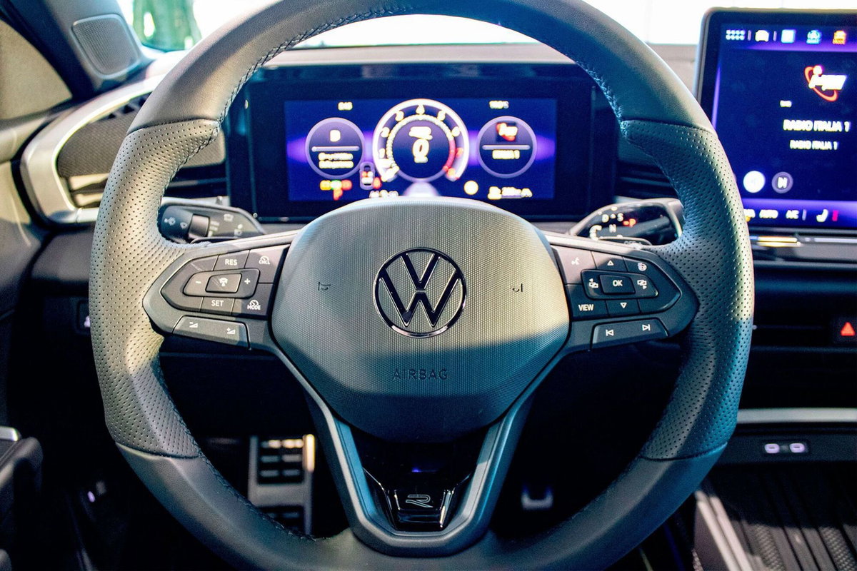 Volkswagen T-Roc 1.5 etsi R-Line 150cv dsg (11)