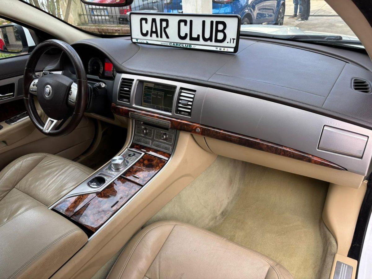 Jaguar XF 3.0 D V6 Luxury (10)