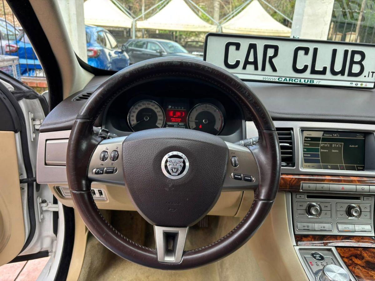 Jaguar XF 3.0 D V6 Luxury (13)