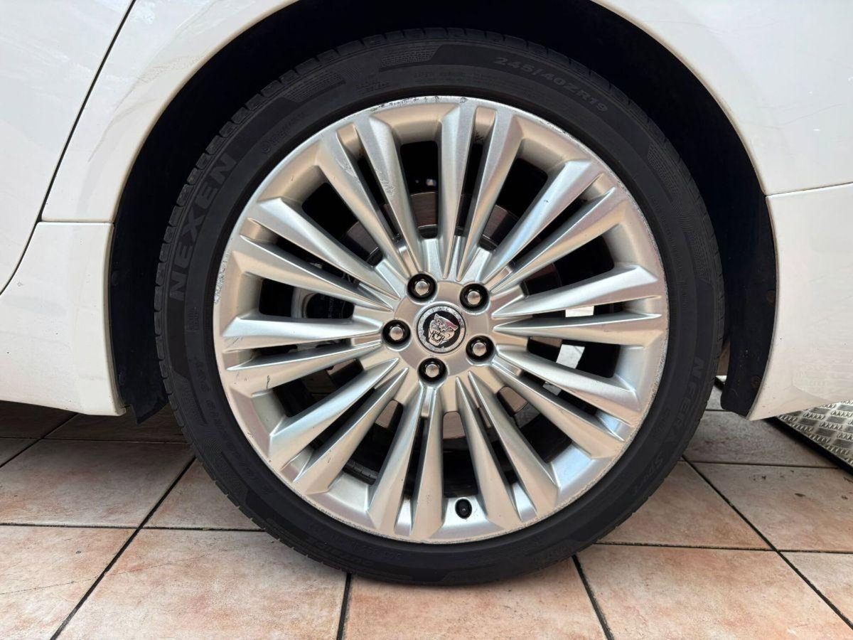 Jaguar XF 3.0 D V6 Luxury (6)