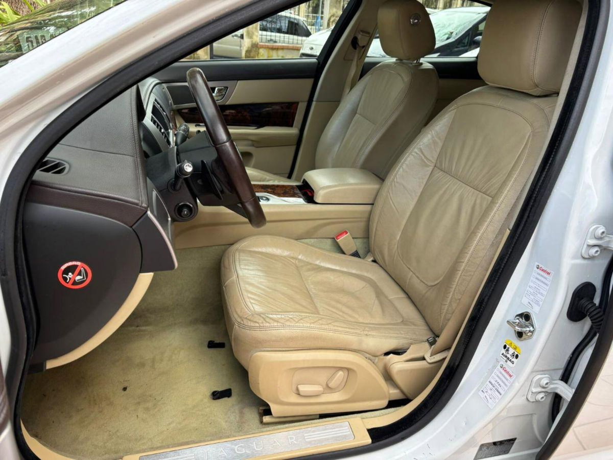 Jaguar XF 3.0 D V6 Luxury (8)