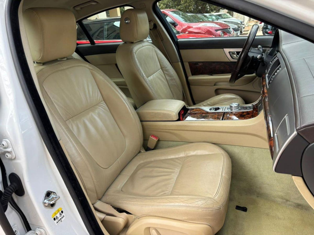 Jaguar XF 3.0 D V6 Luxury (9)