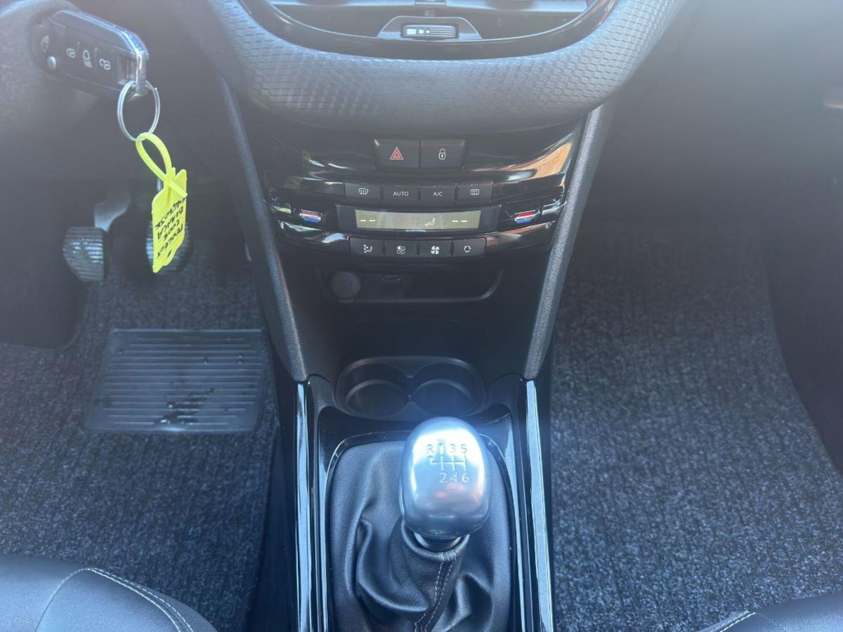 Peugeot 2008 100 S&S Black Matt (16)