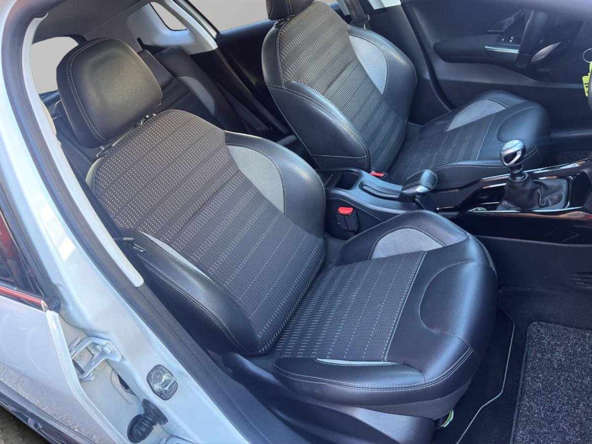 Peugeot 2008 100 S&S Black Matt (19)