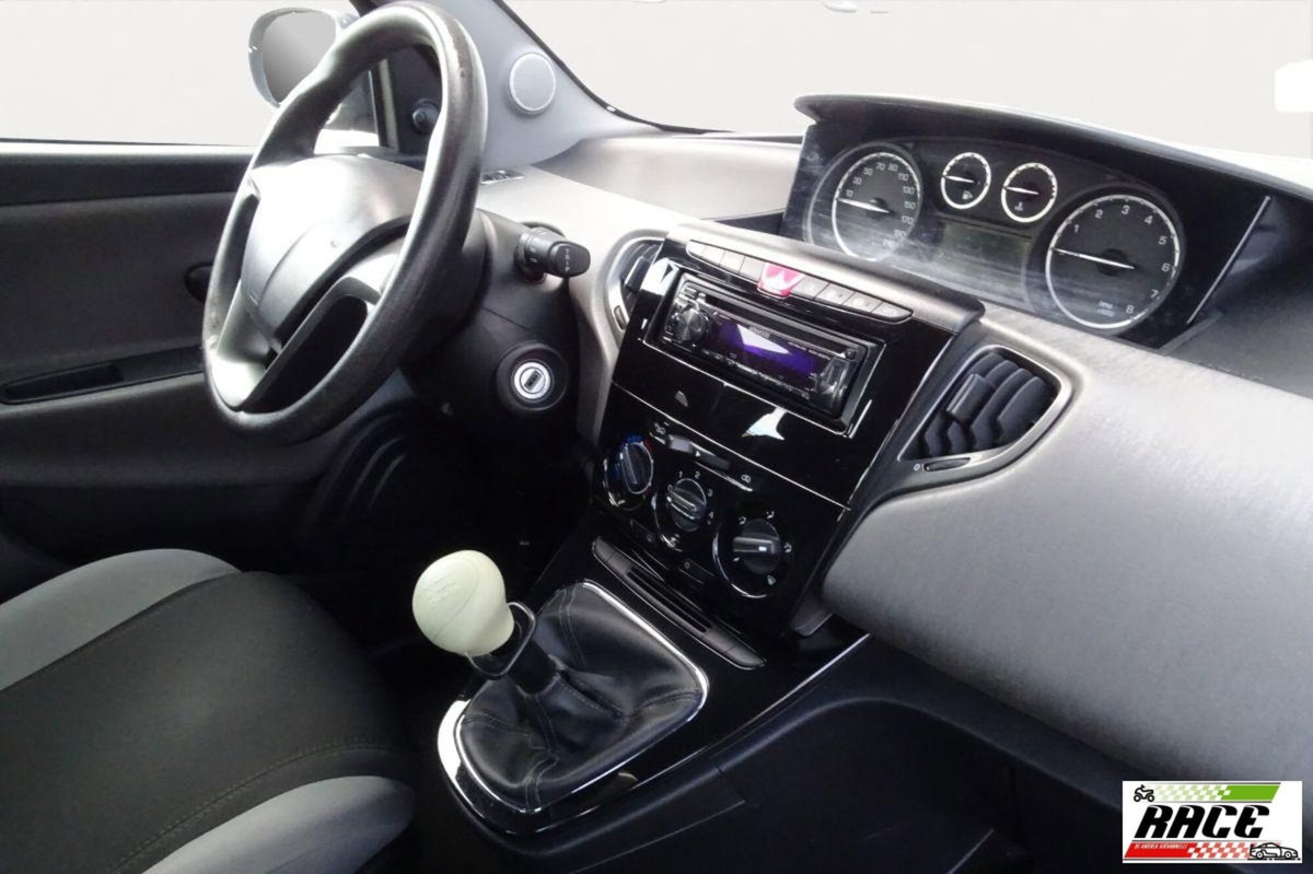 Lancia Ypsilon 1.2 69 CV 5 porte GPL Ecochic Gold (16)